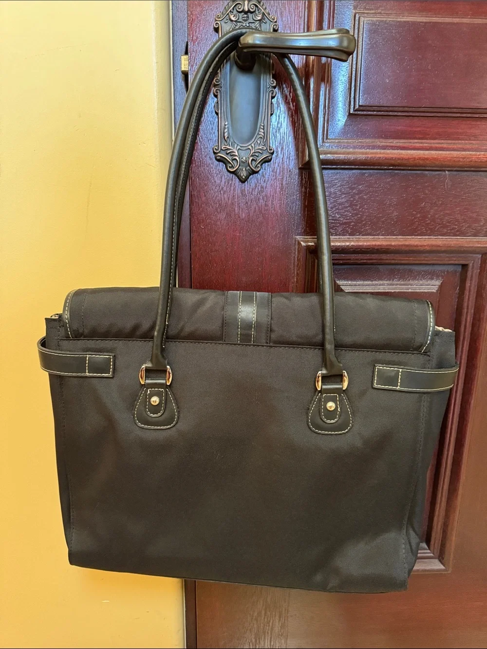 Excellent Condition Targus Laptop Case 15 x 14.5 x 4” Leather like accents